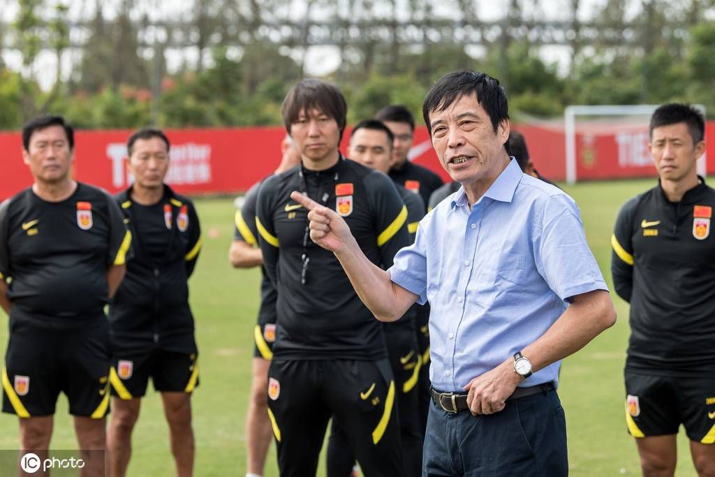 随后，他心中想着贺远江以及他的女儿，然后又想到九玄天经里关于铜钱卜卦的记载，默想片刻之后，将五枚铜钱丢了出去。